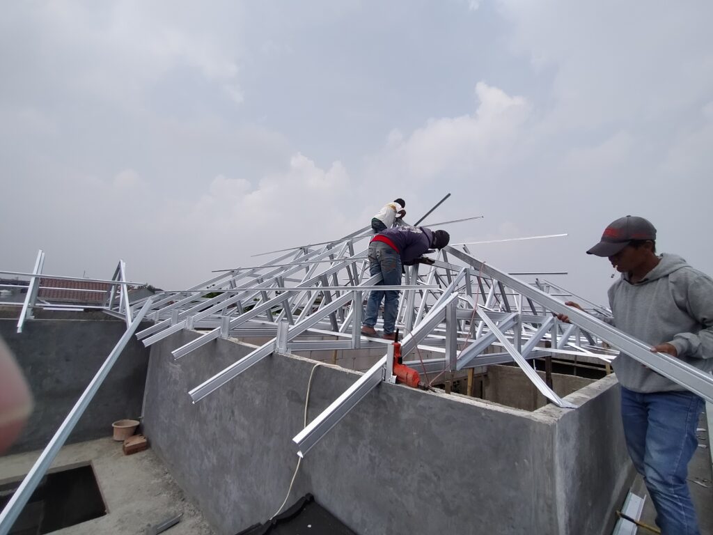 Pasang atap baja ringan